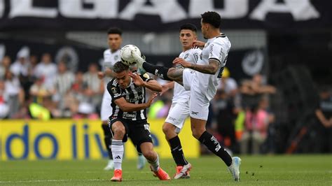 Write informative laconic excerpt under 30 words in mexican spanish for news below. Do not wrap it into quotation marks or html tags. Nov 30, 2024, 05:33 PM ETBotafogo midfielder Geregore was sent off in the first minute of their Copa Libertadores triumph over Atlético Mineiro on Saturday. Marcelo Endelli/Getty ImagesBotafogo beat Atlético Mineiro 3-1 to win their first Copa Libertadores title despite being reduced to 10 men after former Inter Miami midfielder Gregore was sent off just 30 seconds into the contest at the Monumental Stadium in Buenos Aires on Saturday.Fans barely had a chance to settle into their seats when Gregore was handed his marching orders for a foul on Fausto Vera, but Botafogo&apos;s players did not let that setback get in the way of getting their hands on the trophy.Luiz Henrique&apos;s goal in the 35th minute and former Manchester United full-back Alex Telles&apos; penalty nine minutes later gave Botafogo the lead. Mineiro got one back shortly after the break when Eduardo Vargas headed home from Hulk&apos;s corner.Botafogo defended well and goalkeeper John kept Mineiro&apos;s efforts at bay as Junior Santos put the icing in the cake in added time in an enthralling encounter that gave coach Artur Jorge&apos;s side their first title in the South American competition. ,Botafogo vence a Atlético Mineiro 3-1 para ganar su primer título de la Copa Libertadores a pesar de jugar con 10 hombres desde el primer minuto.