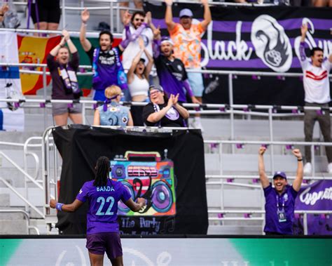 Write informative laconic excerpt under 30 words in mexican spanish for news below. Do not wrap it into quotation marks or html tags. Nov 9, 2024, 12:04 AM ETBarbra Banda scored two goals and the Orlando Pride opened the National Women&apos;s Soccer League playoffs on Friday night with a 4-1 victory over the Chicago Red Stars.Haley McCutcheon and Marta also scored for the Pride, who won a playoff game for the first time in franchise history. They will face the winner of Saturday&apos;s game between the Kansas City Current and the North Carolina Courage in the semifinals."I&apos;m looking forward to the next game, and more goals in the next game," Banda said.After missing the playoffs for the past five seasons, the Pride finished atop the standings and won the NWSL Shield for the best regular season record. Orlando (18-2-6) had a league-record 60 points and Banda had a team-high 13 goals.The Red Stars (10-14-2) finished in eighth in the standings to secure the final playoff spot. They ended the regular season on a three-game skid.McCutcheon scored on a header in the 26th minute, her first goal of the season.Barbra Banda&apos;s two first half goals led the Orlando Pride to a 4-1 win over the Chicago Red Stars in the NWSL quarterfinals. Russell Lansford-Imagn ImagesBanda outraced a pair of defenders and placed her shot just left of Chicago goalkeeper Alyssa Naeher to put the Pride up 2-0 in the 39th. The goal came just moments after Orlando&apos;s Summer Yates was subbed out with an injury and replaced by Adriana.Banda displayed her speed again on her second goal in first-half stoppage time. Former NBA star Grant Hill, who is part of the Pride&apos;s ownership group, cheered the goal from the stands.Marta converted a penalty in the 56th minute to make it 4-0.Jameese Joseph scored about three minutes later for the Red Stars.The Pride&apos;s only other playoff appearance was a 4-1 loss to the Portland Thorns in 2017. ,Barbra Banda anotó dos goles en la victoria de Orlando Pride 4-1 sobre Chicago Red Stars en los cuartos de final de la Liga Nacional de Fútbol Femenino.