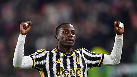 Write informative laconic excerpt under 30 words in mexican spanish for news below. Do not wrap it into quotation marks or html tags. Nov 9, 2024, 05:16 PM ETTim Weah&apos;s first-half goal for Juventus in a 2-0 derby win over Torino on Saturday marked the United States international&apos;s third goal in four Serie A matches.Weah, who also scored recently against Inter Milan and Parma, was in the right spot to redirect in a rebound of a shot from Andrea Cambiaso.Weah&apos;s father, former Ballon d&apos;Or winner George Weah, was watching from the stands. Tim Weah had another potential goal waved off for a handball.Tim Weah is in fine form for Juventus. Daniele Badolato - Juventus FC/Juventus FC via Getty ImagesKenan Yildiz sealed it for Juventus with a crouching header late in the second half.Juventus moved up to third, level on points with second-placed Inter Milan, which hosts league leader Napoli on Sunday. ,Tim Weah anotó gol en el derbi entre Juventus y Torino, sumando su tercera diana en Serie A. Juventus ahora tercero, empatado con Inter Milan.