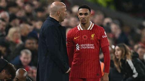 Write informative laconic excerpt under 30 words in mexican spanish for news below. Do not wrap it into quotation marks or html tags. Arne Slot admitted his concern at Trent Alexander-Arnold limping out of Liverpool&apos;s 2-0 win against Aston Villa with a suspected hamstring injury after just 25 minutes, saying that it is "always serious if a player goes off in the first-half."Goals from Darwin Núñez and Mohamed Salah sealed the win, which moved Liverpool five points clear at the top of the Premier League heading into the international break, but Alexander-Arnold&apos;s injury cast a shadow over the victory.The England defender sat on the turf and signalled to the bench that he was in discomfort and, despite undergoing treatment for three minutes, left the pitch clutching his right hamstring before being replaced by substitute Conor Bradley.And while Liverpool boss Slot stopped short of ruling Alexander-Arnold out of England&apos;s Nations League games against Greece and the Republic of Ireland next week, he said that the 26-year-old&apos;s reaction to the injury was "not a good sign.""It&apos;s difficult to say how serious it is, but it&apos;s always serious if a player goes off in the first-half," Slot told reporters. "He asked for it -- it wasn&apos;t because he was tired, but he felt something."That&apos;s not a good sign, but it&apos;s always difficult so close after a game to say how it is. I would be surprised if he is OK for the national team at the end of this week, but hopefully he can be."Trent Alexander-Arnold speaks with Liverpool manager Arne Slot after coming off the pitch with an injury. PAUL ELLIS/AFP via Getty ImagesLiverpool have won 15 of 17 games under Slot since his appointment as successor to Jurgen Klopp this summer and they sit top of the Premier League and Champions League tables.But with home games against Real Madrid and Manchester City within the space of five days to come after the international break, Slot warned that Liverpool must remain focused and expect their rivals to compete to catch them."Every game is a big week against strong teams in big competitions," he said. "But we hope we have many more of these weeks to come."If I look at the games that are ahead they are tough. It will be a tough season in general. Margins are small, we have a margin but it is small. Many challenges to come for us."It&apos;s a long season and we have to continue to be at the top of our games as City, Arsenal and Chelsea can win as many as we have."It is never going to be easy but will push as much as we can." ,Arne Slot preocupa la lesión de Trent Alexander-Arnold en la victoria de Liverpool sobre Aston Villa. Liverpool lidera la Premier League.