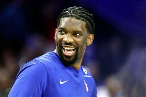 Write informative laconic excerpt under 30 words in mexican spanish for news below. Do not wrap it into quotation marks or html tags. Joel Embiid, jugador estrella de los Philadelphia 76ers, ha sido clasificado como el segundo mejor jugador de fantasía de la NBA en la temporada 2022-2023. Lideró la liga en puntos por partido y demostró ser el mejor centro defensivo. Embiid jugó 68 juegos la temporada pasada, la mayor cantidad en su carrera hasta el momento. Su historial de lesiones ha mejorado y se espera que juegue un papel clave en la ofensiva de los 76ers esta temporada. A pesar de las preocupaciones por sus lesiones, Embiid ha sido reconocido como uno de los mejores centros de la liga y es considerado un candidato al premio de MVP. Su impacto en ambos lados de la cancha lo hace valioso en cualquier formato de fantasía.,Joel Embiid, estrella de los Sixers, destaca como 2.º mejor jugador de fantasía en la NBA 2022-2023 por su desempeño en anotaciones y defensa.