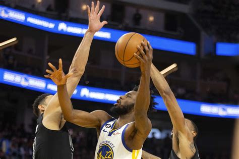 Write informative laconic excerpt under 30 words in mexican spanish for news below. Do not wrap it into quotation marks or html tags. El jugador de baloncesto Andrew Wiggins, de los Golden State Warriors, tiene la oportunidad de tener una temporada de rebote después de una decepcionante campaña anterior. Wiggins ha superado lesiones y problemas personales y está saludable y listo para iniciar la temporada como titular para los Warriors. A pesar de sus problemas en el tiro libre, Wiggins tiene un valor agregado en el bloqueo de tiros y los tiros de tres puntos, lo que lo convierte en una buena elección en ligas de fantasía estándar.,Andrew Wiggins, de Golden State Warriors, busca redimirse tras temporada pasada decepcionante. Saludable y listo como titular, con habilidades en bloqueo y triples. Bueno para fantasy.