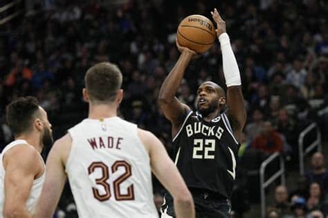 Write informative laconic excerpt under 30 words in mexican spanish for news below. Do not wrap it into quotation marks or html tags. Khris Middleton undergoes knee surgery after Milwaukee's first-round playoff defeat. Middleton played only 33 games in the previous season due to injuries. Despite injury concerns, Middleton has been one of the most consistent players in the NBA in recent years, with solid all-around stats and efficient shooting percentages.,Khris Middleton se somete a cirugía de rodilla tras la derrota de Milwaukee en los playoffs. Con baja por lesiones previas, sigue siendo un jugador destacado en la NBA.