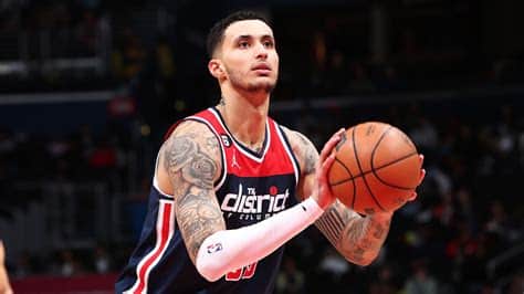 Write informative laconic excerpt under 30 words in mexican spanish for news below. Do not wrap it into quotation marks or html tags. El jugador de baloncesto Kyle Kuzma firmó un contrato de cuatro años y $102 millones con los Wizards de Washington en la temporada baja. Kuzma viene de tener una temporada récord con los Wizards, promediando 21.2 puntos, 2.5 triples y 3.7 asistencias por partido. A pesar de la presencia de otros jugadores destacados como Kristaps Porzingis y Bradley Beal, se espera que Kuzma continúe siendo un líder ofensivo importante para los Wizards en la próxima temporada.,Kyle Kuzma firma contrato millonario con los Wizards de Washington tras destacada temporada. Líder ofensivo clave para el equipo.