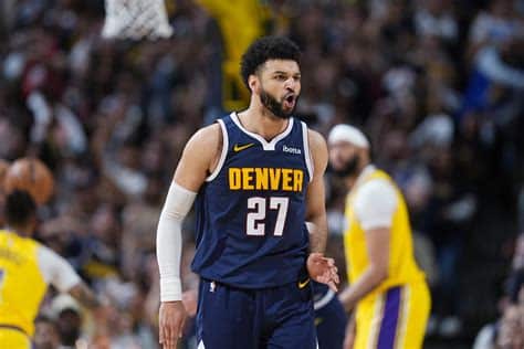 Write informative laconic excerpt under 30 words in mexican spanish for news below. Do not wrap it into quotation marks or html tags. Jamal Murray regresó a la cancha la temporada pasada después de sufrir una lesión de ligamento cruzado anterior y tuvo un rendimiento destacado, promediando 20.0 puntos, 6.2 asistencias y 4.8 rebotes en 32.8 minutos por juego en 65 apariciones. Murray es uno de los principales jugadores del equipo de los Nuggets y ha demostrado consistencia en su producción estadística, promediando al menos 20 puntos por partido en las últimas dos temporadas. Después de la lesión de ACL, Murray ha mantenido su nivel de producción y se espera que tenga un papel destacado como uno de los principales facilitadores del equipo en la próxima temporada.,Jamal Murray volvió con fuerza tras su lesión, mostrando consistencia y liderazgo en los Nuggets con promedios sólidos que lo destacan como jugador clave.