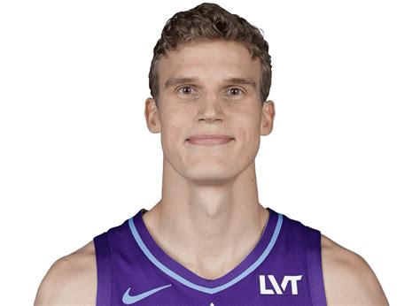 Write informative laconic excerpt under 30 words in mexican spanish for news below. Do not wrap it into quotation marks or html tags. Lauri Markkanen regresa para una fuerte temporada con los Jazz después de ser el jugador más mejorado de la temporada pasada. A pesar de la adición de talento en el equipo, Markkanen será nuevamente la primera opción del equipo en ataque. A pesar de las lesiones y los cambios de equipo, Markkanen busca recuperar su nivel y convertirse en uno de los mejores ala-pívots de la liga.,Lauri Markkanen vuelve a los Jazz tras ser el jugador más mejorado. Será clave en el ataque del equipo este temporada.