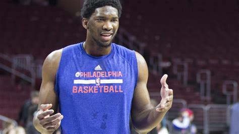 Write informative laconic excerpt under 30 words in mexican spanish for news below. Do not wrap it into quotation marks or html tags. Joel Embiid, estrella de los 76ers de Filadelfia, ha tenido una carrera marcada por lesiones graves que han limitado su participación en la NBA. Ha sufrido lesiones en el pie que lo han dejado fuera de acción durante varias temporadas. A pesar de las lesiones, Embiid ha logrado tener un gran impacto cuando está saludable. En la temporada 2022-2023, fue el segundo jugador con mayor valor fantástico por juego, solo detrás de Nikola Jokic. Lideró la liga en puntos por juego (33.1) y también contribuyó con rebotes, asistencias, bloqueos y robos, consolidándose como el mejor centro de dos vías de la liga. La temporada pasada fue la mejor de la carrera de Embiid, gracias a su habilidad para mantenerse saludable. Jugó 68 partidos y estableció nuevos récords personales en puntos, asistencias y robos. Terminó en segundo lugar en la votación MVP y fue seleccionado en el segundo equipo All-NBA. A pesar de las preocupaciones por lesiones, Embiid sigue siendo una selección de primera ronda en los drafts de fantasía debido a su gran talento.,Joel Embiid de los 76ers de Filadelfia, estrella con historial de lesiones graves, destaca como uno de los mejores centros de la NBA cuando está sano.