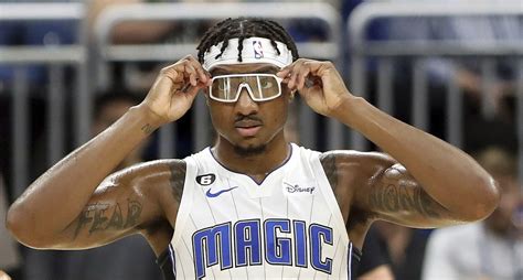 Write informative laconic excerpt under 30 words in mexican spanish for news below. Do not wrap it into quotation marks or html tags. - Wendell Carter Jr. tuvo una temporada sólida en su segundo año completo con los Orlando Magic. Promedió 15.2 puntos, 8.7 rebotes y 2.3 asistencias por juego. Mejoró su tiro de tres puntos y tuvo una eficiencia general sólida. Sin embargo, ha lidiado con lesiones a lo largo de su carrera. - Carter ha sido consistente en su producción ofensiva, pero no aporta mucho en cuanto a estadísticas defensivas. Ha promediado menos de un bloque y menos de un robo por partido en las últimas temporadas. También ha tenido dificultades para mantenerse saludable, jugando menos de 50 partidos en dos de sus cinco temporadas en la liga. - A pesar de las lesiones y las limitaciones defensivas, Carter sigue siendo el centro titular de los Orlando Magic. Aunque comparte algunos minutos con otros centros del equipo, como Goga Bitadze y Moritz Wagner, Carter sigue siendo una opción confiable para la producción de 15 puntos y 10 rebotes por juego en fantasy basketball.,Wendell Carter Jr. destaca en ataque pero enfrenta retos defensivos y lesiones en los Orlando Magic. Aporta 15 puntos y 8 rebotes por partido.