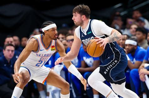 Write informative laconic excerpt under 30 words in mexican spanish for news below. Do not wrap it into quotation marks or html tags. Luka Doncic had an impressive 2022-23 season, averaging career-highs in points (32.4), field goal percentage (49.6%), and steals (1.4). He also made the All-NBA First Team and finished eighth in MVP voting. Doncic's 2021-22 season was also stellar, with averages of 28.4 points, 9.1 rebounds, 8.7 assists, and 3.1 three-pointers per game. He had the highest usage rate in the NBA and was a top target in fantasy leagues. Coming off his rookie season, Doncic had an impressive debut, averaging 21.2 points, 7 rebounds, 6 assists, and 1 steal per game. He became the first rookie to achieve these numbers and had a promising future in the league.,El esloveno Luka Doncic brilló en las temporadas 2021-22 y 2022-23 con altos promedios en puntos, rebotes y asistencias, consolidándose como estrella de la NBA.