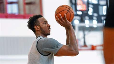 Write informative laconic excerpt under 30 words in mexican spanish for news below. Do not wrap it into quotation marks or html tags. Wendell Carter Jr. tuvo otra temporada valiosa con los Orlando Magic. A pesar de las lesiones, Carter Jr. promedió 15.2 puntos, 8.7 rebotes y 2.3 asistencias por juego. Mostró mejoras en su tiro de tres puntos, con un promedio del 35.6% y 1.4 triples por juego.,Wendell Carter Jr. destaca en los Orlando Magic con promedios sólidos en puntos, rebotes y un mejoramiento notable en triples.