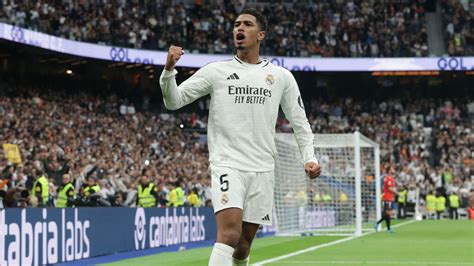 Write informative laconic excerpt under 30 words in mexican spanish for news below. Do not wrap it into quotation marks or html tags. playGarcía: Vinícius was unstoppable for Real Madrid vs. Osasuna (1:55)Luis García reacts to Vinícius Júnior&apos;s hat trick performance for Real Madrid against Osasuna. (1:55)Nov 10, 2024, 05:20 AM ETJude Bellingham blamed a change in his Real Madrid role for his lack of goals this season after scoring his first of the campaign in Saturday&apos;s 4-0 LaLiga win over Osasuna.The England midfielder found the net in the 42nd minute at the Bernabéu -- running onto a long ball from defender Raúl Asencio and lobbing goalkeeper Sergio Herrera -- while Vinícius Júnior also scored a hat trick, although the victory was marred by injuries to Éder Militão, Rodrygo and Lucas Vázquez.Prior to Saturday, Bellingham&apos;s last goal for Madrid was scored at the end of the 2023-24 campaign on May 14. He scored 19 league goals last season."I felt like I did what I normally do," Bellingham told Real Madrid TV after Saturday&apos;s game. "But the only difference is that I managed to add a goal. A lot of people were talking about it because last year I scored loads of goals, but I think I&apos;m playing a different role this year."I&apos;m doing different things in different parts of the pitch. It&apos;s one of those things, I&apos;ll do anything for the team. Maybe I&apos;ve done a bit too much and been a little bit too nice. From now on I think I&apos;ll get a feeling for it and I&apos;ll try to carry on but if not I&apos;ll keep trying to help the team in any way I can."Jude Bellingham scored his first goal of the season in Real Madrid&apos;s win over Osasuna on Saturday. Gonzalo Arroyo Moreno/Getty ImagesMadrid&apos;s fans have supported Bellingham despite his lack of goals, and the player received a standing ovation when he was substituted in the 75th minute."I still feel like the most privileged person in the world to play for this club, even in the bad times, I&apos;m still grateful to be here," Bellingham said. "Coming off with that ovation, I felt really proud. That&apos;s who you do it for. You want people to go home happy. It&apos;s a really good feeling."Bellingham praised teammate Vinícius, whose hat trick made it eight goals in 12 LaLiga appearances for the Brazil forward, having missed out on the Ballon d&apos;Or last week."He has such a strong mentality," Bellingham said. "We get on well, on and off the pitch. I&apos;m proud of how he conducts himself. He&apos;s a leader for us. When he has those kind of games he&apos;s pretty unstoppable." ,Vinícius brilló con un hat trick para el Real Madrid en la victoria 4-0 sobre Osasuna. Bellingham anotó su primer gol de la temporada.