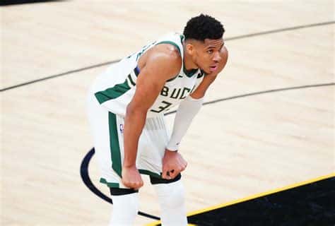 Write informative laconic excerpt under 30 words in mexican spanish for news below. Do not wrap it into quotation marks or html tags. Giannis Antetokounmpo es considerado uno de los mejores jugadores de baloncesto en la NBA. Antetokounmpo ha mejorado su rendimiento en cada temporada, estableciendo récords personales en puntos, tiros libres y rebotes. A pesar de su impacto negativo en los tiros libres, Antetokounmpo sigue siendo una selección de primera ronda en las ligas de fantasía y es un candidato al premio de Jugador Más Valioso.,Giannis Antetokounmpo sigue brillando en la NBA con récords personales, a pesar de sus desafíos en tiros libres. ¡Una estrella que no decepciona!