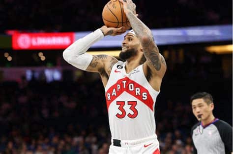 Write informative laconic excerpt under 30 words in mexican spanish for news below. Do not wrap it into quotation marks or html tags. Gary Trent ejerció su opción de jugador de $18.5 millones con los Toronto Raptors para la próxima temporada, en lugar de buscar un contrato más lucrativo en la agencia libre. Trent es un jugador clave para los Raptors debido a su habilidad para lanzar desde el perímetro, ya que el equipo carece de opciones confiables en ese aspecto. Su papel en la temporada 2023-24 podría verse afectado por el nuevo entrenador Darko Rajakovic y la adquisición de Jakob Poeltl, lo que podría reducir sus minutos.,El jugador Gary Trent Jr. garantiza $18.5 millones con los Toronto Raptors para la próxima temporada, pero su rol podría disminuir con cambios en el equipo.