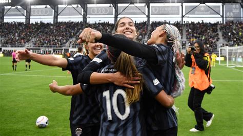 Write informative laconic excerpt under 30 words in mexican spanish for news below. Do not wrap it into quotation marks or html tags. Nov 10, 2024, 04:18 PM ETTrinity Rodman forced an own goal in extra time to help the Washington Spirit come from behind and earn a 2-1 win over Bay FC in the opening round of the NWSL playoffs on Sunday.After a defensive battle for most of the game, Bay FC&apos;s Asisat Oshoala got on the end of Penelope Hocking&apos;s cross in the 82nd minute, silencing the sellout crowd of 19,215 at Audi Field.The play started when Alyssa Malonson whipped in a cross from the left that slipped all the way through to an unmarked Hocking on the far post. The substitute sent the ball back across the goal for Oshoala to finish with her first touch.Tara McKeown equalized three minutes later. The center-back, who converted from forward last season, picked off a Bay clearance, dribbled forward and finished into the lower left corner with a shot from the top of the 18-yard box.It&apos;s the second time in league history that the go-ahead and equalizing goal were both scored after the 80th minute, with the result sending the Spirit to the semifinals.While Rodman was held scoreless in the game, her cross forced the go-ahead goal six minutes into extra time. Bay FC defender Caprice Dydasco saw the ball late and accidentally redirected it into her ow net to give the Spirit the lead.Both teams held firm defensively in the first half, with Bay FC having a slight edge in shots (7-5) in the first 45 minutes against a Spirit side that scored 51 goals in the regular season.The game opened up after the first goal, and the Spirit ended with 21 shots. Bay FC goalkeeper Katelyn Rowland made five saves.The Spirit (18-6-2) were hit with injuries to several key players this season but still finished in second place. Rookie Croix Bethune, who led the league with 10 assists, tore her meniscus in August. Andi Sullivan tore her ACL in October, and joint leading goal scorer Ouleymata Sarr has been out with a back injury since September.Expansion team Bay FC (11-14-1) made a late surge and qualified for the playoffs in the last match of the regular season.The Spirit, who won the club&apos;s first NWSL Championship in 2021, will host either the Portland Thorns or Gotham FC in an NWSL semifinal match next weekend. ,En un emocionante partido, Trinity Rodman provocó un autogol en tiempo extra para que el Washington Spirit venciera 2-1 al Bay FC en los playoffs de la NWSL.