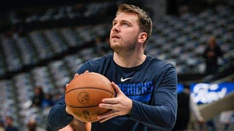 Write informative laconic excerpt under 30 words in mexican spanish for news below. Do not wrap it into quotation marks or html tags. Luka Doncic de los Dallas Mavericks fue seleccionado para el Equipo de la Primera NBA por cuarto año consecutivo. En la tempora decente de 2022-2023, Doncic promedió 32.4 puntos por partido, su mayor promedio de su carrera hasta ahora. Doncic ha demostrado ser una fuerza dominante en la liga, con un alto porcentaje de uso y múltiples triple-dobles a su nombre.,Luka Doncic, estrella de los Dallas Mavericks, logra su cuarta selección consecutiva en el Equipo de la Primera NBA tras una temporada destacada.