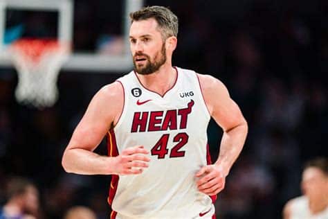 Write informative laconic excerpt under 30 words in mexican spanish for news below. Do not wrap it into quotation marks or html tags. Kevin Love ha llegado a un acuerdo con el Miami Heat por al menos una temporada, pero es poco probable que juegue un papel importante en un equipo con aspiraciones de título. Love tuvo una temporada decepcionante en 2022-23, promediando 8.2 puntos por partido y 6.4 rebotes en la posición 241 en las ligas de nueve categorías. Su papel se vio reducido en los Cleveland Cavaliers debido a la llegada de nuevos jugadores y lesiones, lo que también ha afectado su rendimiento en los últimos años.,Kevin Love se une al Miami Heat por al menos una temporada, pero su rol en el equipo campeón es incierto tras una temporada decepcionante.