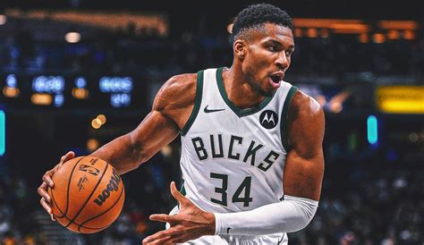 Write informative laconic excerpt under 30 words in mexican spanish for news below. Do not wrap it into quotation marks or html tags. Giannis Antetokounmpo, jugador de la NBA, ha sido votado al primer equipo All-NBA en cinco ocasiones consecutivas. Antetokounmpo estableció récords personales en puntos (31,1) y tiros libres intentados (12,3) por partido en la temporada 2022-2023, pero tuvo un retroceso defensivo. Su rendimiento en tiros libres (64,5%) afectó su valor fantástico y ocupó el puesto 37 en valor fantástico por partido de ocho categorías, pero sigue siendo una elección segura en la primera ronda.,Giannis Antetokounmpo, estrella de la NBA, destaca con récords ofensivos en la temporada 2022-2023 mientras sufre en defensa, impactando su valor fantástico.