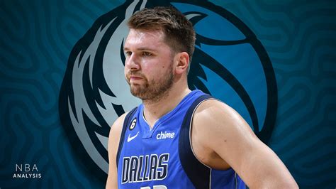 Write informative laconic excerpt under 30 words in mexican spanish for news below. Do not wrap it into quotation marks or html tags. El jugador de baloncesto Luka Doncic tuvo su mejor temporada en 2022-23, promediando 32.4 puntos por partido y convirtiendo un 49.6 por ciento de sus tiros de campo. Doncic fue seleccionado en el primer equipo All-NBA y terminó en el octavo lugar en la votación del MVP. Doncic se enfrenta a desafíos en su juego, como su porcentaje de tiros libres y su número de pérdidas de balón, pero sigue siendo una selección indiscutible de primera ronda en todas las ligas de fantasía.,Luka Doncic brilló en la temporada 2022-23 con 32.4 puntos por partido y un 49.6% de acierto en campo. Selección All-NBA y candidato al MVP.