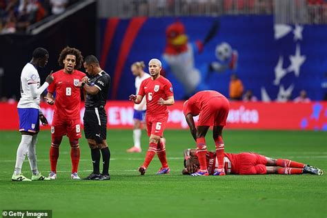 Write informative laconic excerpt under 30 words in mexican spanish for news below. Do not wrap it into quotation marks or html tags. ST. LOUIS -- United States midfielder Tim Weah said he has "moved on" from the red card he received at Copa América against Panama, though he admitted it "played a pretty negative role on how the rest of the tournament went."The U.S. is set to play Jamaica in the second leg of the Concacaf Nations League quarterfinals on Monday, with the USMNT holding a 1-0 aggregate lead.Weah is in line to see his first minutes with the USMNT since that night in Atlanta when a 10-man USMNT fell to Panama 2-1 following the Juventus winger&apos;s red card.The incident played a significant role in the U.S. failing to navigate past the group stage, as well as the subsequent firing of manager Gregg Berhalter."It was hard," Weah said about the red card during Sunday&apos;s media availability. "It played a pretty negative role on how the rest of the tournament went and obviously no player wants that to happen. No player wants to be the reason why his team gets knocked out. Or not exactly the reason, but it played a huge factor in why we didn&apos;t go on."So I mean it was a moment and I think I&apos;ve kind of accepted it and matured in a way that it just never happened again and we just have to move on."With no club soccer to immediately go back to, Weah was left to ruminate on what happened, and how to move forward. He said the support of his teammates and family helped him move past what happened."Having the summer off kind of just [put] a lot of things in perspective and kind of just focused on all the positives, just being there for the rest of the guys and soaking in all the love that I can from family," he said."Obviously the negative comments on the internet, I really didn&apos;t look at it much, so that kind of helped. But leading to Copa, we had this big dream of doing something amazing and it didn&apos;t happen and that was just the reality of it. And now we can focus on something else, focus on something bigger, and now it&apos;s just time to work on that and be positive and go in that positive direction."Tim Weah is looking forward to his return to the United States team. John Dorton/ISI Photos/USSF/Getty Images for USSFWhile an ankle injury hampered Weah&apos;s season with Juventus for a spell, he has scored four goals in eight Serie A appearances this term and is becoming more of a regular presence in Thiago Motta&apos;s lineup.Weah&apos;s play has been noticed by international and club teammate Weston McKennie, who described Weah&apos;s form as "flying." "I&apos;m happy for him as well because last year he was more in a defensive role and I mean it takes a little bit away from his characteristics," McKennie said of Weah."As you guys know, wingers aren&apos;t the ones that are normally used to running so much, but he held up his role last year and then I think this year I think we can see a little bit more of a true Tim in an attacking position, taking players on getting crosses off, scoring goals, getting in the box. So I think it&apos;s amazing for him." ,El mediocampista estadounidense Tim Weah habla del impacto del tarjeta roja en la Copa América y su regreso con la selección de EE. UU.