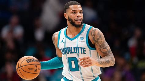 Write informative laconic excerpt under 30 words in mexican spanish for news below. Do not wrap it into quotation marks or html tags. Miles Bridges, jugador de los Hornets, se perderá los primeros 10 partidos de la temporada 2023-24 debido a una condena por violencia doméstica. Bridges firmó una oferta calificada de un año por $7.9 millones para regresar a los Hornets después de promediar 20.2 puntos y 7.0 rebotes la temporada pasada. La presencia de Brandon Miller en el equipo podría afectar los minutos de Bridges, quien mostró mejoras en su eficiencia en la temporada anterior.,Miles Bridges se perderá 10 juegos debido a condena por violencia doméstica. Firmó oferta de $7.9 millones con los Hornets para la temporada 2023-24.