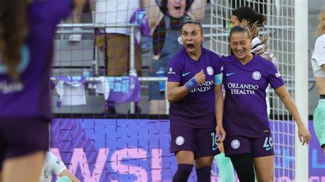 Write informative laconic excerpt under 30 words in mexican spanish for news below. Do not wrap it into quotation marks or html tags. playMarta scores an incredible goal to extend the Pride&apos;s lead (1:10)Marta scores a slick goal in the box to extend the Orlando Pride&apos;s lead 3-1 vs. the Current. (1:10)Nov 17, 2024, 05:21 PM ETThe Orlando Pride advanced to their first NWSL Championship on Sunday with a 3-2 victory over the Kansas City Current in the semifinal at Inter&Co Stadium in Orlando.Pride forward Barbra Banda scored the equalizer in the 53rd minute before 38-year-old captain Marta scored an iconic game-winning goal, making four Kansas City players fall to the ground as she dribbled through them and tapped the ball into the net.The top-seeded Pride will face the No. 2 seed Washington Spirit in the NWSL Championship on Saturday at CPKC Stadium in Kansas City, which is the predetermined site of the final.Orlando&apos;s victory marks the first time since 2019 the Shield winners advanced to the final.Kansas City forward Debinha opened the scoring in the 33rd minute, redirecting a low cross from Michelle Cooper at the back post. The Current appeared to drop off their defensive pressure after taking the lead -- and they quickly paid for it.Orlando equalized eight minutes later, however, when forward Ally Watt managed to get isolated 1-v-1 with Current full-back Ellie Wheeler. Watt hit a low cross toward an unmarked Haley McCutcheon for the finish at the six-yard box.Watt&apos;s assist was her third of the playoffs after tallying a pair in the 4-1 quarterfinal win over the Chicago Red Stars earlier this month. She joins 2013 NWSL MVP Lauren Holiday as the only other player with three assists in a single postseason, per ESPN Research.Current captain Lo&apos;eau LaBonta, who entered the match listed as questionable with a leg injury and wore a sleeve on her right leg, left the game at halftime. She was replaced by forward Nichelle Prince, which pushed Brazilian playmaker Debinha back to into the No. 10 role.Kansas City sat off pressure once again, just like in the scoreless draw between the teams in Orlando in September, but this time the Pride managed to break down the Current.Orlando center-back Kylie Strom had plenty of time on the ball in the 53rd minute and picked out Banda with a simple entry ball. Banda used her strength and positioning to spin Kansas City defender Kayla Sharples before hammering the ball into the back of the net.Current goalkeeper Almuth Schult barely moved in reaction to the pace of the shot.The Current pushed for an equalizer but got caught in transition late. Banda poked the ball away from Sharples in Kansas City&apos;s defensive half before Marta began her magical dribble.The Pride captain ran at Current defender Alana Cook and faked a shot that sent both Cook and Sharples to the ground inside Kansas City&apos;s box. Marta then dribbled around Schult and evaded a recovering Hailie Mace to slot the ball into the net, leaving all four players on the ground like the six-time world player of the year had over the previous two decades.Vanessa DiBernardo converted a penalty kick in the 13th minute of second-half stoppage time after a VAR check led to a handball call in the box. The goal cut the deficit to one and gave the Current hope of forcing extra time.NWSL Golden Boot winner Temwa Chawinga hustled to poke the ball free in Orlando&apos;s box in the 16th minute of stoppage time and crossed the ball toward Sharples, who had an empty net but was off balance as she stretched to reach the ball that was just beyond her reach.Sharples&apos; header went over the bar and Orlando held on after 19 minutes of stoppage time.The Pride are now in search of its first NWSL Championship title on Saturday. The Shield was the team&apos;s first trophy since launching in 2016.Washington defeated defending champions NJ/NY Gotham FC in a penalty shootout on Saturday to advance to the final. ,Marta anota un gol increíble para ampliar la ventaja del Pride sobre Current. Orlando avanza a la final del NWSL Championship.