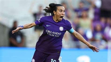 Write informative laconic excerpt under 30 words in mexican spanish for news below. Do not wrap it into quotation marks or html tags. playMarta scores an incredible goal to extend the Pride&apos;s lead (1:10)Marta scores a slick goal in the box to extend the Orlando Pride&apos;s lead 3-1 vs. the Current. (1:10)Nov 17, 2024, 08:56 PM ETMoments after scoring one of the most iconic goals in NWSL history in her team&apos;s most important game to date, Orlando Pride forward Marta clutched her fist and unleashed a passionate scream before beating her chest and then, with her two thumbs, pointing to the famous No. 10 on the back of her purple jersey.Even at 38, the six-time world player of the year was still the otherworldly star making defenders helplessly fall to the ground as she figuratively gestured: "Are you not entertained!?"Marta was celebrating what turned out to be the game-winning goal of the top-seeded Pride&apos;s 3-2 semifinal victory over the No. 4 seed Kansas City Current on Sunday at Inter&Co Stadium to punctuate the most captivating semifinal playoff round the NWSL has ever seen.Now, the two best teams in the league will square off in the final on Saturday in Kansas City, Missouri, where the Pride will face the No. 2 seeded Washington Spirit. Everything about this NWSL postseason has been entertaining -- and deviated from the league&apos;s unpredictable norm.The higher seed won every game of the playoffs thus far, an obvious statistic in a vacuum but a shocking fact for a league whose unofficial brand is chaos. When Orlando and Washington meet on Saturday, it will mark the first time since 2019 that the top two seeds made it to the final. It is also the first time the Shield winner has made the final in five years.Coming off historic parity in 2023 -- a season in which first and last place were separated by only 13 points, and No. 6 seed won the title -- this year was about the stars and the individual and team level. The top four teams were in a class of their own, with the fourth-place Kansas City Current finishing 16 points above the fifth-place North Carolina Courage. Orlando finished 40 points above the last-place Houston Dash.All four top seeds advanced in the opening round of the playoffs, which led to an incredible semifinal round where the margins were thin. Washington knocked out NJ/NY Gotham FC on Saturday in a penalty shootout thanks to the triple-save heroics of Spirit goalkeeper Aubrey Kingsbury. Orlando held on to survive a late Kansas City onslaught in 19 minutes of stoppage time.Each of the weekend&apos;s victors leaned into their strengths to prevail: The Spirit rallied for an equalizer in second-half stoppage time on a combination between two rookies -- Makenna Morris and Hal Hershfelt -- to claw back into a game late, as they have so many times this year.playAubrey Kingsbury makes three PK saves to send Spirit to NWSL finalAubrey Kingsbury saves all three shots during penalty kicks to send the Washington Spirit to the NWSL final.Orlando&apos;s role players put in huge shifts -- including the unheralded Haley McCutcheon, who scored in her second straight playoff game -- as Marta and star striker Barbra Banda scored memorable goals.Speaking ahead of the semifinals about what might separate two of the best teams the league has ever seen, Kansas City head coach Vlatko Andonovski said the game would probably come down to a moment of brilliance. He was right -- although it was moments, plural.The same can now be said about Saturday&apos;s championship, one that with no hyperbole might be the most anticipated in league history.Orlando set a new league points record (60) and both teams finished the regular season with 18 victories, a new league record. Both squads feature global stars, headlined by U.S. international forward Trinity Rodman for the Spirit, and each team features a ludicrous amount of roster depth.The midfield battle will be a scrap, with Hershfelt patrolling from a deep area for the Spirit and McCutcheon and Angelina counteracting her for Orlando.Ali Krieger and Sebastian Salazar debate the biggest storylines and break down the best highlights from women&apos;s soccer in the Americas. Stream on ESPN+ (U.S. only) Banda -- and, as she reminded the world again on Sunday, Marta -- can single-handedly change a game, but so too can Rodman, who delivered the game-winning assist in extra time as a rookie in the 2021 final, when the Spirit won their only trophy to date.Wide areas could decide the winner on Saturday, as they partly did throughout the semifinals. Both goals prior to the penalty shootout in the Gotham-Spirit semifinal came on the heels of individual brilliance on the flank.The Pride gave up an early goal to Kansas City on Sunday in a transition moment that ended with Current forward Michelle Cooper getting to the endline on the right flank and crossing the ball to Debinha for the finish. Orlando quickly answered when McCutcheon redirected a cross from winger Ally Watt, who sized up rookie Current defender Ellie Wheeler one-on-one in the right channel.Expect Saturday&apos;s final to be a chess match between two of the best coaches in the league who each came to this moment on two wildly different roads.Spirit head coach Jonatan Giráldez left the glory of Barcelona, who he led to the two most recent European crowns, to take on the challenge of the NWSL starting halfway through this season. He has pulled all the right strings even while dealing with mounting injuries, including season-ending issues for three starters.Pride head coach Seb Hines played for Orlando&apos;s MLS brother club before becoming an assistant through three different Pride coaching regimes. He took over as interim in 2022 as the Pride were at another low point and turned a hopeless club into a team that was hard to beat and, for the first time in years, a place players wanted to be. Hines is stoic; Giráldez wears his heart on his sleeve -- or at least did in a rowdy, chippy semifinal.The Pride and Spirit were separated by only four points in the regular season. Orlando clinched the NWSL Shield in October with a 2-0 home victory over a Spirit team depleted by injuries (which were compounded by midfielder and captain Andi Sullivan tearing her ACL in that game). Marta made the difference on that day, too, scoring the game-winning goal from the penalty spot.Afterward, she was reduced to tears as she celebrated her first U.S. domestic club trophy since winning the 2011 title in a now defunct league."I stayed here because I want to make history with this team," Marta said after that Shield-clinching victory on Oct. 6. "And then we did tonight, and then we go for more."As Hines said after Sunday&apos;s semifinal victory, the Pride and the Spirit were the two best teams this year and they deserve to be in the final. They each proved that again in the semifinals as they came from behind and leveraged every bit of depth and star power on their respective rosters.On Saturday, they meet again in a heavyweight fight likely to be decided by a few moments of brilliance. If even a modicum of energy from the playoffs thus far is brought to that game, it guarantees to entertain. ,Marta anotó un gol increíble para ampliar la ventaja del Orlando Pride 3-1 ante el Current en un emocionante partido de la NWSL.