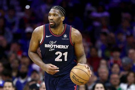 Write informative laconic excerpt under 30 words in mexican spanish for news below. Do not wrap it into quotation marks or html tags. Joel Embiid, estrella de los 76ers de Filadelfia, estará listo para el inicio de la temporada de la NBA después de recuperarse de una lesión en el pie derecho que lo mantuvo fuera de acción durante dos años. (Fuente: Varios informes) Embiid lideró la NBA en puntos por partido la temporada pasada, promediando 33.1 puntos por juego con un porcentaje de tiro eficiente del 55/33/86. También agregó 10.2 rebotes, 4.2 asistencias, 1.7 bloqueos y 1.0 robos por partido. (Fuente: Varios informes) La salud de Embiid ha sido una preocupación a lo largo de su carrera, pero en las últimas temporadas ha logrado mantenerse relativamente saludable, jugando 68 juegos en la temporada pasada y 66 juegos en la temporada anterior. (Fuente: Varios informes),Joel Embiid listo para inicio de temporada NBA tras recuperarse de lesión en pie derecho. Líder en puntos por partido y mejorando su salud.