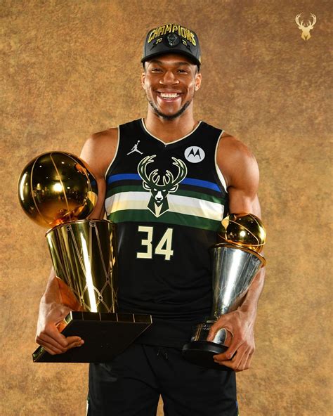 Write informative laconic excerpt under 30 words in mexican spanish for news below. Do not wrap it into quotation marks or html tags. - Giannis Antetokounmpo, jugador de los Milwaukee Bucks, ha sido nombrado al All-NBA First Team por quinta vez consecutiva en la temporada 2022-23. A pesar de establecer récords personales en puntos y tiros libres por juego, su juego defensivo ha disminuido, lo que ha afectado su valor en las ligas de fantasía. - Antetokounmpo ha batallado con problemas en la rodilla, lo que ha afectado su disponibilidad en la cancha. Aunque se espera que esté listo para la próxima temporada, sus ausencias han sido principalmente por precaución y mantenimiento. Sin embargo, su rendimiento en la línea de tiros libres sigue siendo una preocupación para los managers de fantasía. - A pesar de sus deficiencias en los tiros libres, Antetokounmpo sigue siendo un candidato MVP y uno de los mejores jugadores en las ligas de fantasía. Su capacidad para generar puntos, rebotes, asistencias, robos y bloqueos lo convierten en una selección valiosa en la primera ronda de los drafts.,Giannis Antetokounmpo, All-NBA First Team por quinta vez, enfrenta desafíos defensivos y lesiones de rodilla, preocupando a los managers de fantasía. Su impacto en juegos sigue destacando.