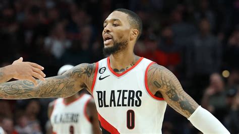 Write informative laconic excerpt under 30 words in mexican spanish for news below. Do not wrap it into quotation marks or html tags. Damian Lillard fue traspasado a los Milwaukee Bucks en un intercambio sorprendente. Lillard es considerado una opción ofensiva de élite y ocupará el puesto de base titular en los Bucks. A pesar de tener 33 años, Lillard mantendrá una producción fantasy de élite con los Bucks. ,El base Damian Lillard se une a los Milwaukee Bucks como opción ofensiva destacada, ocupando el puesto titular. A sus 33 años, se espera una alta producción fantasy.