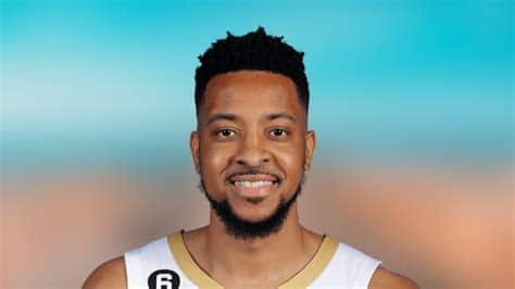 Write informative laconic excerpt under 30 words in mexican spanish for news below. Do not wrap it into quotation marks or html tags. CJ McCollum, jugador de baloncesto, se ha convertido en un líder veterano para los Pelicans de Nueva Orleans. Ha tenido un buen desempeño, promediando 20.9 puntos, 5.7 asistencias y 4.4 rebotes por partido. McCollum se ha destacado por su consistencia en las últimas ocho temporadas, promediando al menos 20 puntos por partido en cada una de ellas. Después de ser cambiado de los Trail Blazers a los Pelicans la temporada pasada, McCollum ha tenido un gran desempeño con su nuevo equipo, promediando 24.3 puntos, 4.5 rebotes, 5.8 asistencias, 1.3 robos y 2.7 triples por partido.,CJ McCollum, líder veterano de los Pelicans de Nueva Orleans, destaca por su consistencia, promediando más de 20 puntos por partido en 8 temporadas. Su traspaso ha sido exitoso.