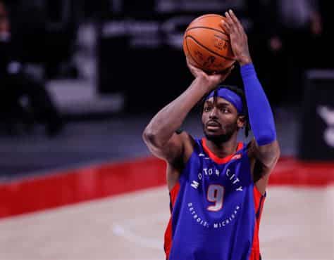 Write informative laconic excerpt under 30 words in mexican spanish for news below. Do not wrap it into quotation marks or html tags. Jerami Grant, jugador de baloncesto, ha firmado una extensión de contrato con los Portland Trail Blazers. Grant tuvo una exitosa temporada en Portland, promediando 20.5 puntos, 4.5 rebotes, 0.8 robos y 0.8 bloqueos por partido. Con la salida de Damian Lillard, se espera que Grant tenga un papel ofensivo más relevante en el equipo.,Jerami Grant firma extensión de contrato con Portland Trail Blazers tras exitosa temporada. Se espera que tenga un papel ofensivo relevante tras salida de Damian Lillard.