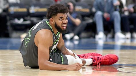 Write informative laconic excerpt under 30 words in mexican spanish for news below. Do not wrap it into quotation marks or html tags. El jugador de baloncesto Karl-Anthony Towns ha experimentado una disminución en su producción en las últimas temporadas, principalmente debido a lesiones y a la adquisición de Rudy Gobert como compañero en los Timberwolves de Minnesota. Sin embargo, Towns sigue siendo un centro de fantasía de élite debido a su capacidad para anotar triples y su eficiencia en el campo. Ha tenido problemas de salud en los últimos años, pero sigue siendo una opción atractiva en la fantasía. En la temporada pasada, a pesar de jugar solo 50 partidos debido a protocolos de COVID-19, Karl-Anthony Towns tuvo un gran rendimiento en la cancha. Promedió 24.6 puntos, 9.8 rebotes, 3.6 asistencias y 2.0 triples por partido. Su habilidad para anotar desde más allá del arco y su eficiencia en el tiro lo convierten en uno de los mejores centros de fantasía. Sin embargo, la adición de Rudy Gobert al equipo puede afectar sus números en rebotes y bloqueos. Karl-Anthony Towns tuvo una destacada temporada pasada, promediando 26.5 puntos, 10.8 rebotes, 4.4 asistencias, 3.3 triples, 1.2 bloqueos y 0.9 robos por partido. A pesar de jugar solo 35 partidos debido a lesiones, fue uno de los jugadores de fantasía más productivos en la liga. Su versatilidad para anotar y contribuir en diferentes categorías lo convierte en una opción valiosa en la fantasía. Sin embargo, su historial de lesiones puede generar preocupaciones sobre su durabilidad a largo plazo.,Declive en producción de Karl-Anthony Towns por lesiones y llegada de Rudy Gobert a Timberwolves. Aún centro de fantasía elite por triples. Preocupación por salud y competencia con Gobert.