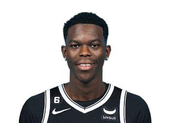 Write informative laconic excerpt under 30 words in mexican spanish for news below. Do not wrap it into quotation marks or html tags. El base Dennis Schröder se unió a los Raptors de Toronto después de firmar un contrato de dos años y $26 millones en junio. Schröder será el base titular de los Raptors, reemplazando a Fred VanVleet. Se espera que Schröder aporte una habilidad de ataque al equipo y pueda tener un promedio de alrededor de 15 puntos y cinco asistencias por juego.,El nuevo fichaje Dennis Schröder refuerza a los Raptors como base titular, con la expectativa de aportar 15 puntos y 5 asistencias por partido.