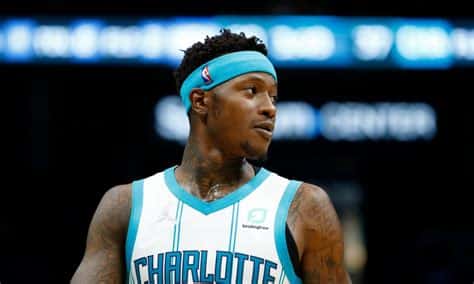 Write informative laconic excerpt under 30 words in mexican spanish for news below. Do not wrap it into quotation marks or html tags. Terry Rozier tuvo una sólida temporada con los Charlotte Hornets, promediando 21.1 puntos y 5.1 asistencias por partido. Fuente: CBS Sports. Los Hornets tuvieron un récord de 27-55, pero Rozier demostró liderazgo en ausencia de LaMelo Ball y Miles Bridges. Anotó más de 20 puntos en 42 de los 63 partidos que jugó. Fuente: CBS Sports. Para la próxima temporada, Rozier se espera que crezca y se desarrolle junto a un equipo joven y talentoso de los Hornets. Sin embargo, es posible que tenga menos protagonismo ofensivo con la presencia de Ball, Bridges, Hayward y el novato Brandon Miller. Fuente: CBS Sports.,Terry Rozier brilló con los Hornets promediando 21.1 puntos y 5.1 asistencias, liderando en ausencia de Ball y Bridges. Se espera su crecimiento en equipo joven. (Fuente: CBS Sports)