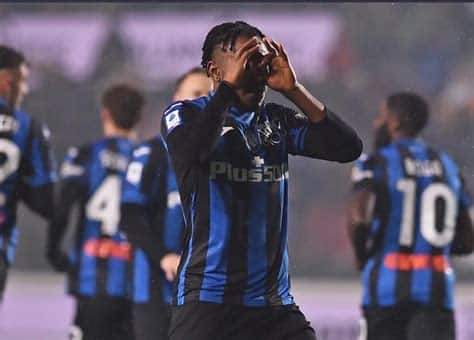 Write informative laconic excerpt under 30 words in mexican spanish for news below. Do not wrap it into quotation marks or html tags. Forward Ademola Lookman scored twice inside the first half to help Atalanta to an emphatic 3-0 win at Serie A leaders Napoli on Sunday as the visitors moved second in the standings.Lookman opened the scoring after 10 minutes with a volley from close range, netting a headed cross from Charles De Ketelaere.Ademola Lookman starred as Atalanta ended Napoli&apos;s unbeaten run.Giuseppe Maffia/NurPhoto via Getty ImagesHe doubled the lead after the half-hour mark with a long-range strike from another De Ketelaere pass, before substitute Mateo Retegui added the third in stoppage time.Atalanta, provisionally second on 22 points, have cut the gap to their opponents at the top to three points. They are one point above third-placed Inter Milan, with a game in hand, and Juventus in fourth.,Ademola Lookman anotó dos goles para Atalanta en una victoria 3-0 sobre Napoli, colocando a Atalanta en segundo lugar en la Serie A.