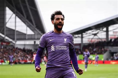 Write informative laconic excerpt under 30 words in mexican spanish for news below. Do not wrap it into quotation marks or html tags. Nov 3, 2024, 01:45 PM ETMohamed Salah has posted a cryptic message about his Liverpool future a day after scoring his team&apos;s winning goal against Brighton.Arne Slot extended his impressive start to his tenure with the 2-1 comeback victory, with the Egypt international scoring what the coach called a "Mo Salah special" to complete the turnaround.Salah, 32, is one of a number of stars the Merseyside club risks losing for free at the end of the season, with Trent Alexander-Arnold and Virgil van Dijk also out of contract next June."Top of the table is where this club belongs. Nothing less," Salah wrote on social media on Sunday."All teams win matches but there&apos;s only one champion in the end. That&apos;s what we want. Thank you for your support last night."No matter what happens, I will never forget what scoring at Anfield feels like."Top of the table is where this club belongs. Nothing less. All teams win matches but there&apos;s only 1 champion in the end. That&apos;s what we want. Thank you for your support last night. No matter what happens, I will never forget what scoring at Anfield feels like. pic.twitter.com/c2rVHQxjK8— Mohamed Salah (@MoSalah) November 3, 2024 Salah told Sky Sports at the start of the season that this could be his final season with Liverpool, the team he joined in 2017 from AS Roma.After his winner at Anfield on Saturday, he now has 164 goals in 273 appearances for the club. He won the Premier League under Jürgen Klopp in 2020 and the Champions League in 2019, as well as an FA Cup and Carabao Cup.Slot has remained tight-lipped on the future of Salah, Van Dijk and Alexander-Arnold repeatedly when asked this season. ,Mohamed Salah, tras marcar gol ganador con Liverpool, publica mensaje críptico sobre su futuro en el club. Otros jugadores clave también podrían salir.