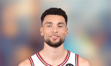 Write informative laconic excerpt under 30 words in mexican spanish for news below. Do not wrap it into quotation marks or html tags. Zach LaVine tuvo una destacada temporada 2022-23, jugando 77 partidos y promediando más de 20 puntos con un porcentaje de tiro del 45%. También demostró ser una amenaza constante desde el triple con un promedio de 2.6 triples por partido. Aunque LaVine tuvo una temporada individual exitosa, su equipo, los Bulls, sufrieron muchas lesiones que les impidieron desarrollar un ritmo consistente. LaVine, DeMar DeRozan y Nikola Vucevic forman un núcleo sólido en los Bulls y se espera que sigan prosperando juntos en la próxima temporada.,Zach LaVine brilló en la temporada 2022-23 con los Bulls, promediando más de 20 puntos y un 45% de tiros. Formando un núcleo sólido con DeRozan y Vucevic.