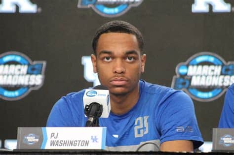 Write informative laconic excerpt under 30 words in mexican spanish for news below. Do not wrap it into quotation marks or html tags. Después de llegar a un acuerdo de tres años con los Hornets, P.J. Washington tiene un hogar para la temporada 2023-24. Promedió 15.7 puntos, 4.9 rebotes, 0.9 robos, 1.1 bloqueos y 2.0 triples en 32.6 minutos por noche la temporada pasada. Su papel se verá afectado esta temporada con el regreso de Miles Bridges y la llegada de Mark Williams. Se espera que Washington tenga unos 25 minutos por noche, lo cual lo hace valioso en ligas estándar. P.J. Washington tuvo una ligera baja en su rendimiento la temporada pasada, pero se espera que vuelva a ser titular en la próxima temporada. Promedió 10.3 puntos, 5.2 rebotes, 2.3 asistencias, 1.7 triples, 0.9 bloqueos y 0.9 robos por partido. Su rol no cambiará mucho en la temporada 2021-22 y se espera que sea una opción de última ronda en los draft de fantasía. P.J. Washington mostró mejoras en su segunda temporada, promediando 12.9 puntos, 6.5 rebotes, 2.5 asistencias y 2.3 bloqueos y robos combinados por partido. También demostró ser una opción confiable en defensa. Su rol no cambiará mucho en la temporada 2021-22, donde se espera que juegue alrededor de 24 minutos por partido.,Tras acuerdo con Hornets, P.J. Washington tiene nuevo rol en 2023-24. Promedió 15.7 puntos en 32.6 minutos, impacto limitado esta temporada. Valioso en ligas estándar.