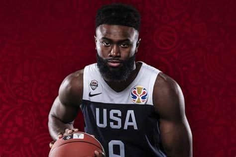 Write informative laconic excerpt under 30 words in mexican spanish for news below. Do not wrap it into quotation marks or html tags. Jaylen Brown firmó un contrato de $306 millones por 5 años en julio, aumentando las expectativas en su rendimiento. Las estadísticas de Jaylen Brown en la temporada 2022-23 mostraron un aumento en puntos, rebotes y asistencias, pero su porcentaje de triples disminuyó. Con las adiciones de Kristaps Porzingis y Malcolm Brogdon al equipo de los Celtics, se espera que el rol de Brown cambie, jugando más tiempo como escolta y recibiendo más oportunidades de anotación.,Jaylen Brown firma gran contrato, espera mejoría con Celtics. Ajustes en equipo pueden influir en su desempeño esta temporada.