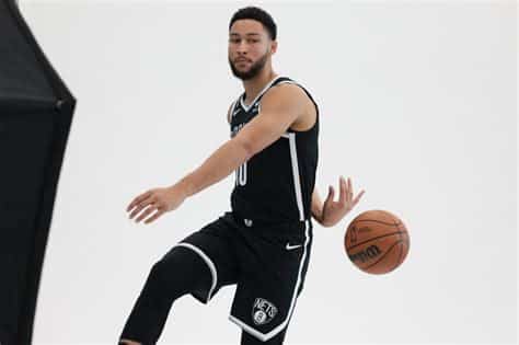 Write informative laconic excerpt under 30 words in mexican spanish for news below. Do not wrap it into quotation marks or html tags. Ben Simmons, exestrella de la NBA, ha tenido un declive drástico en su rendimiento en los últimos años. Su promedio de puntos, rebotes, asistencias y robos ha disminuido desde sus primeras tres temporadas en la liga. La falta de confianza para lanzar al aro y lesiones en la rodilla y la espalda podrían ser las causas de su baja en el rendimiento.,Ben Simmons, exestrella NBA, en declive con bajos números en puntos, rebotes, asistencias y robos. Lesiones y dudas sobre su lanzamiento posibles causas.