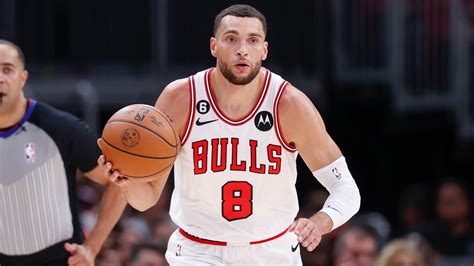 Write informative laconic excerpt under 30 words in mexican spanish for news below. Do not wrap it into quotation marks or html tags. Zach LaVine jugó 77 partidos durante la temporada 2022-23 y promedió más de 20 puntos y un porcentaje de tiro superior al 45 %. También fue una amenaza constante desde el triple, promediando 2.6 triples por juego con un porcentaje del 37.5 %. A pesar de jugar la mayor parte de la temporada pasada con buena salud, los Bulls sufrieron lesiones y no lograron establecer un ritmo constante. Sin embargo, LaVine, DeMar DeRozan y Nikola Vucevic forman un núcleo sólido y prometen tener éxito juntos en su tercera temporada como compañeros de equipo.,Zach LaVine brilló durante la temporada 2022-23 con los Bulls, promediando más de 20 puntos y destacando desde el triple. El trío con DeRozan y Vucevic promete éxito.