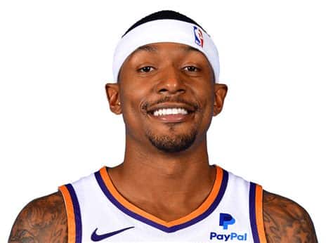 Write informative laconic excerpt under 30 words in mexican spanish for news below. Do not wrap it into quotation marks or html tags. - El jugador de baloncesto Bradley Beal ha sido adquirido por los Suns de Phoenix en uno de los fichajes más importantes de la temporada baja. Beal se espera que juegue como base titular junto a Devin Booker y Kevin Durant, lo que le dará un mayor valor en fantasy basketball. - Aunque Beal ha tenido problemas para mantenerse en la cancha debido a lesiones en temporadas anteriores, se espera que su papel como líder ofensivo de los Suns lo impulse a tener una mayor eficiencia y producción en asistencias. - Beal ha promediado 27.1 puntos, 4.4 rebotes, 5.6 asistencias y 1.1 robos en las últimas cuatro temporadas con los Wizards. Firmó un contrato de cinco años por $251 millones de dólares durante la temporada baja.,Bradley Beal se une a los Suns de Phoenix, potenciando su ataque junto a Booker y Durant. Su historial de lesiones es un riesgo, pero sus números impresionan.