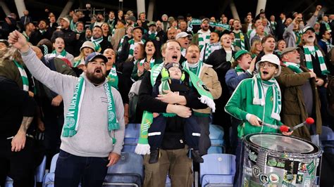 Write informative laconic excerpt under 30 words in mexican spanish for news below. Do not wrap it into quotation marks or html tags. Nov 14, 2024, 05:00 AM ETHammarby&apos;s fans were in full voice despite their loss. James Gill - Danehouse/Getty ImagesMatchday three of this season&apos;s UEFA Women&apos;s Champions League saw a lot of one-sided big wins: Real Madrid beat FC Twente 7-0, while Barcelona also put seven past St. Pölten. Arsenal took down Serie A leaders Juventus 4-0, Lyon went to Roma and came away with a 3-0 win, Bayern Munich saw off Vålerenga 3-0, and Wolfsburg won 5-0 over Galatasaray.The only two games that were remotely close were Manchester City&apos;s 2-0 win over Hammarby, and Chelsea having to come from behind to overcome Celtic 2-1.We asked our writers Emily Keogh, Beth Lindop and Connor O&apos;Halloran to answer some of our burning questions.Chelsea and Manchester City struggled a bit in their games, so what do they need to do to get to the next level? And who is the favourite for their WSL clash this weekend?Keogh: Chelsea and City remain strong favourites to qualify for the knockout stage, but both faced challenges this week. With the demands of a competitive league schedule, it&apos;s no surprise that signs of fatigue are beginning to show. Chelsea faced back-to-back trips: first to Liverpool and then to Scotland for their clash with Celtic. This stretch, combined with manager Sonia Bompastor&apos;s decision to rest four key players including Millie Bright and Mayra Ramírez, added an extra layer of difficulty.City, meanwhile, often struggle against teams with aggressive high turnovers. But their strength lies in their adaptability and patience to adjust during the game. As manager Gareth Taylor noted afterwards, they were "just a bit off in our final action... a little bit reactive and a little bit late."Both teams demonstrated their resilience and experience in these matches. Chelsea responded quickly, equalising and then taking the lead within minutes; City stayed calm, relying on patience to secure their victory. This mentality is a defining feature that separates them from less-experienced sides who are prone to panic and more vulnerable to counterattacks.Chelsea may be the favourites this Saturday (stream LIVE at 12:30 p.m. ET on ESPN+), but with City&apos;s deep lineup of scoring options, including top scorer Khadija &apos;Bunny&apos; Shaw, they&apos;ll be eager to test how long the Blues&apos; unbeaten streak can last.Lindop: Chelsea and City are undoubtedly the two best teams in the WSL right now, but being successful in Europe requires an even greater level of quality and experience. Both teams looked some way shy of their best in the Champions League but that isn&apos;t necessarily a huge cause for concern. Navigating multiple fixtures in the space of a week is a challenge for any club, even if they have well-stocked squads at their disposal, and sometimes it is simply about finding a way to win. It is a credit to the mentality of both clubs that they managed to do so.Against Swedish side Hammarby, City were without their most creative force in Lauren Hemp, unavailable with an unspecified injury. Hemp is one of the most in-form players in Europe right now, having created more chances (26) than any other WSL player this term, and her absence was keenly felt.Chelsea, too, started the game without many of their top talents, with Bompastor making eight changes from the 3-0 win over Liverpool. That is always going to affect a team&apos;s equilibrium and Bompastor may be wary of doing so again.As for the weekend&apos;s big WSL meeting, while I think City have been tremendous this season, the fact that Chelsea are at Stamford Bridge could give them the edge.O&apos;Halloran: Let&apos;s not sound the alarm on Chelsea. They took a punch to the nose when Celtic scored midway through the first half, but rebounded and found themselves leading 10 minutes later. Yes, Bompastor made a host of changes, but if her players are fresher for this weekend&apos;s clash with City then it will be a risk that paid off.City still dominated on Tuesday, despite an underwhelming performance, the main concern being how much they missed Hemp. It will be an even tougher test to take on Chelsea without her, so Chelsea enter as favourites due to having a flawless league record and a rested squad. But City have it in them to take them down.Chelsea took some time to get going before eventually beating Celtic. Ross Parker/SNS Group via Getty ImagesThe Hammarby fans were amazing ... so how do other UWCL clubs increase their support for away games?Lindop: Nobody is doing away support in the women&apos;s game like Hammarby at the moment. Nearly 400 fans made the trip to Manchester and, despite their side being under the cosh for most of the game, the travelling support remained undeterred.The growth of Hammarby&apos;s women&apos;s fanbase has taken time and concerted effort. An official supporters&apos; group was established nearly a decade ago and they have been working to build an atmosphere both at home and on the road, with the introduction of drums, &apos;tifos&apos; and prematch meetups all playing their part.Many of the bigger women&apos;s teams already have supporters&apos; groups who are starting to employ similar initiatives and Arsenal, in particular, are leading the way. Ensuring there is regular dialogue with fans is key. In the men&apos;s game, many supporters are in the habit of following their team across the continent. Tips and tricks for travelling around Europe have been passed down through generations, which is not necessarily the case for the women&apos;s side of things. Therefore, having clubs liaise directly with supporters&apos; clubs to help arrange away trips could be one way of boosting their numbers.O&apos;Halloran: What an addition Hammarby fans have been to the tournament this season. The results may not have been kind, but that hasn&apos;t dampened their spirits.Ali Krieger and Sebastian Salazar debate the biggest storylines and break down the best highlights from women&apos;s soccer in the Americas. Stream on ESPN+ (U.S. only) The tifos, drums and flags display all the hallmarks of a great European away day, and those kind of scenes started at Hammarby around a decade ago when fan Simon Sandstrom was asked by his daughter why the crowd was being "so boring.""My daughter looked at me with sad eyes and asked: &apos;Dad, why isn&apos;t anyone singing? Why isn&apos;t there any drums?" he told BBC Sport. Sandstrom responded by starting a supporters&apos; group and jumping on a fence at the next game to get chants going. It&apos;s fan culture at its finest.UEFA has pledged a €1 billion investment of "competition revenue" into women&apos;s football over the next six years, which it says will take the sport to the next level. It would be nice to see some of that money dedicated to growing and supporting fanbases. Accessibility into grassroots football is important, but so is allowing general fans to see the professional game for themselves. Maybe radical ideas are needed -- can UEFA make it cheaper for fans to travel to away games through supporter clubs? Could clubs organise more fan events in foreign cities?There is already a buoyant home support in women&apos;s football, but there is something special about making away trips with your club, and there are ways of making that accessible.Keogh: It&apos;s exciting to see more clubs fostering a loyal travelling fanbase. Hammarby&apos;s fans are some of the most devoted around and have proven this dedication by showing up in numbers from Catalonia to Manchester, to cheer on their team&apos;s debut season.In Manchester they were loud, dedicated, fun, and respectful, even thanking City on social media for allowing them to bring their signature drum into the stadium.As the others say, growing fan engagement and supporting official fan clubs are essential to building a dedicated following. The success of Barcelona&apos;s fan culture is a prime example: last year, droves descended on Bilbao for the UWCL final, transforming the atmosphere. Clubs that partner with supporter groups to arrange travel, organise coaches, and ensure ticket availability are making a vital investment in their teams&apos; success. After all, cost and logistics are often the biggest hurdles for fans, and alleviating that burden to a degree can make all the difference.The impact of loyal fans can be game-changing, especially when the team&apos;s back is against the wall. With the new format on the horizon, let&apos;s hope this incredible energy and commitment from fans only continues to grow.Real Madrid scored seven goals against Twente this week. Florencia Tan Jun/Getty ImagesThere have been some big scorelines, does this suggest the UWCL isn&apos;t growing?O&apos;Halloran: This week&apos;s results certainly raise an eyebrow when taken as a whole. Only one of the eight games produced a goal for both sides, but Celtic&apos;s 22nd-minute opener from Murphy Agnew was soon nullified by a pair of Chelsea strikes. Though that shouldn&apos;t come as too much of a shock when you look at the matchups, with only one game (Roma vs. Lyon) being played between first and second-placed sides in their groups.UEFA knows that the Champions League works better when the best sides go head-to-head. There are downsides to that -- it has led UEFA to removing the jeopardy from competitions, and often increasing wealth disparity among clubs, making the issue somewhat worse -- but the plus is the product on the field.This week, for the most part, just didn&apos;t see the best against the best. That issue might not correct itself next time either, with Gameweek 4 a repeat of this week&apos;s fixtures. There is no need to panic though. It&apos;s the knockout stages of the Champions League that always provides the most enthralling action. The best is still yet to come.Keogh: The disparity between clubs like Chelsea and Barcelona and debutants Galatasaray and Celtic is vast. The tough qualification process only adds to the challenge for newer teams, making it difficult to close the gap.Each season, the progression of certain teams feels almost predetermined. Surprises in games are still possible -- like when Celtic shocked Chelsea with an early goal -- and some groups (namely Group C, with Arsenal, Juventus and Bayern Munich) are more competitive, but overall the Champions League has become predictable at this stage.Dan Thomas is joined by Craig Burley, Shaka Hislop and others to bring you the latest highlights and debate the biggest storylines. Stream on ESPN+ (U.S. only). Right now, the standings across all four groups are identical: each has one team with three wins, another with two, a third with one, and a team yet to secure a victory. This pattern shows both the gap in quality and predictability of the competition so far.Closing the gap remains a significant challenge. Achieving a more balanced competition would require substantial financial investment across various clubs and nations to boost individual resources and overall coefficients. This would help level the playing field over time, but it&apos;s a slow process.The new format next season may take a step toward, as it will allow lower-ranked teams to host higher-ranked teams in single fixtures rather than home-and-away matchups. This setup might give underdogs a better chance to compete on their terms, potentially leading to a more competitive and unpredictable tournament.Lindop: The UWCL is at a bit of a crossroads. There has long been a clamour in some quarters for the competition to be expanded but the latest round of fixtures shows there is still an enormous disparity in the quality of the teams competing in the competition.Norwegian champions Valerenga were beaten 3-0 by Bayern, meaning their goal difference after three games played stands at -7. It is a similar story for Turkish champions Galatasaray, whose goal difference is currently -13 after heavy defeats to Lyon, Roma and Wolfsburg.Manchester United boss Marc Skinner drew plenty of criticism last season for suggesting that some of the teams who progressed through the qualifying stages "weren&apos;t good enough" to be in the competition. While his argument was clumsy, it is hard to argue that it was entirely unfounded. That said, the brilliance of the Champions League is the chance to watch teams who would never normally play each other facing off, and there is still scope for fairytales.Arsenal boss Renée Slegers has brought renewed confidence. Chris Ricco - UEFA/UEFA via Getty ImagesGroup C is more competitive, but Juventus are top of Serie A and Arsenal beat them easily. Was anyone expecting that?Lindop: Arsenal have enjoyed some impressive results since Renée Slegers took over as interim coach, but Tuesday&apos;s 4-0 win over Juventus has to be the best of the lot. Max Canzi&apos;s side are unbeaten in Serie A this season, having won eight of their first nine league games, and are also the division&apos;s top scorers, averaging 2.9 goals per game in the Italian top flight.For Arsenal to shut Juventus out at their home stadium, while also scoring four goals, is a big statement. It is also worth noting that the visitors could have had more, with only the heroics of Arsenal alum Pauline Peyraud-Magnin in the Juventus goal denying them an even more convincing victory.The quality in this Arsenal team has never been in doubt; all but two of their 23-player squad have been capped at senior international level and they boast admirable depth in most positions. But by the end of Jonas Eidevall&apos;s tenure, it seemed as if many of the club&apos;s top stars were playing within themselves, resulting in lacklustre displays across the pitch. Now, under Slegers, Arsenal seem to have rediscovered their confidence and now are well positioned to progress from Group C.Keogh: Arsenal&apos;s win over Juve is a testament to their exceptional quality, which had been buried during their recent struggles. With Slegers at the helm, confidence and freedom are flowing back into the squad, and it shows. It&apos;s clear that momentum is building and, after a slow start to the season and the resignation of Eidevall, this is exactly the boost Arsenal need to keep moving forward.For Juventus, however, this was a stark contrast from their usual form. Despite being unbeaten in Serie A, the defeat exposed the gap between the WSL and the Italian league. Juventus struggled to keep up with Arsenal&apos;s pace and intensity and too much faith was put in Juve&apos;s younger players, as they left top players like Cristiana Girelli and Barbara Bonansea on the bench. There were a lot of opportunities for Juventus to exploit, but they squandered their chances.O&apos;Halloran: There was a lot to love about this Arsenal performance. The first goal was the highlight as a beautiful passage of play saw them seamlessly bypass the Italians with a series of one-touch passes, before it was finished off in style by Frida Maanum.Yet the 4-0 scoreline is slightly deceiving. Juventus&apos; Sofia Cantore squandered a one-vs.-one inside three minutes, and Amalie Vangsgaard had a chance to equalise as late as the 66th minute before the Gunners&apos; ruthlessness in the final 15 minutes took over."Juventus had an early chance and big events in games always give them direction," Slegers said afterwards. "Scoring the second goal was a release ... that made us feel comfortable."There is no question that the interim boss has injected confidence into this talented Arsenal side, and she is making the case to stay in the job until at least the end of the season. This result was a shock, but after beating Brighton 5-0 last time out, Arsenal&apos;s next opponents, arch-rivals Tottenham, should be feeling a little nervous. ,Resultados de la tercera jornada de la UEFA Women's Champions League: Real Madrid y Barcelona arrasaron, Arsenal venció a Juventus, y Lyon y Bayern Munich también se impusieron.