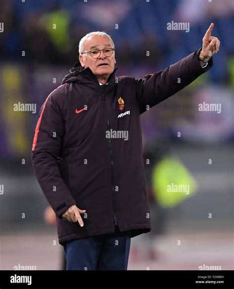 Write informative laconic excerpt under 30 words in mexican spanish for news below. Do not wrap it into quotation marks or html tags. Nov 14, 2024, 09:03 AM ETClaudio Ranieri has been appointed as Roma&apos;s third head coach of the season, the Serie A club announced on Thursday.It is the third time the Italian has taken charge of Roma in his career. He led the team between 2009 and 2011 and returned for a two-month stint in 2019.The 73-year-old had announced his retirement from management after helping Cagliari avoid relegation from Serie A at the end of last season.He is the third head coach to take the helm at the Stadio Olimpico during a tumultuous campaign for the club. His appointment follows Daniele De Rossi&apos;s exit four games into the season and the 12-match reign of Ivan Juric who was sacked on Nov. 10.Ranieri has never won the Serie A title during his extensive career in management, but did miraculously guide Leicester City to the Premier League title in 2016 after the club had finished 17th in the previous campaign.Roma are 12th in Serie A having won just three of their opening 12 league games this season. ESPN BET is owned and operated by PENN Entertainment, Inc. and its subsidiaries (&apos;PENN&apos;). ESPN BET is available in states where PENN is licensed to offer sports wagering. Must be 21+ to wager. If you or someone you know has a gambling problem and wants help, call 1-800-GAMBLER.Copyright: © 2024 ESPN Enterprises, Inc. All rights reserved. ,Claudio Ranieri regresa como entrenador de la Roma por tercera vez. El veterano de 73 años asume el cargo en la Serie A después de dirigir al Cagliari.