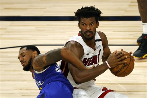 Write informative laconic excerpt under 30 words in mexican spanish for news below. Do not wrap it into quotation marks or html tags. Jimmy Butler, jugador de los Miami Heat, ha tenido una buena producción en la temporada regular con promedios de 22.9 puntos, 5.9 rebotes, 5.3 asistencias y 1.8 robos por partido en la temporada 2022-2023. A pesar de las lesiones y de no haber disputado más de 65 juegos por temporada desde la 2016-2017, Butler sigue siendo una opción segura en el fantasy basketball debido a su producción constante y números destacados en puntos, rebotes, asistencias y porcentaje de tiros de campo y tiro libre. Butler ha sido una pieza clave en el éxito de los Miami Heat, liderando al equipo en la llegada a las Finales de la NBA en contra de los Lakers y demostrando su capacidad para anotar, asistir y robar balones en momentos importantes.,Jimmy Butler destaca con Miami Heat, promediando 22.9 puntos, 5.9 rebotes, 5.3 asistencias y 1.8 robos por partido en la temporada 2022-2023.