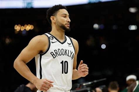 Write informative laconic excerpt under 30 words in mexican spanish for news below. Do not wrap it into quotation marks or html tags. El jugador de baloncesto Ben Simmons ha generado controversia en la NBA debido a su bajo desempeño en los últimos años. Desde su debut en 2017, Simmons ha experimentado un notable declive en su rendimiento, tanto en sus estadísticas como en su confianza en la cancha. El jugador, de 25 años de edad, ha promediado solo 10.6 puntos, 6.8 rebotes y 6.5 asistencias por partido en los últimos tres años, alejándose de sus números iniciales de 16.4 puntos, 8.2 rebotes y 8.0 asistencias por partido.,Ben Simmons, estrella en declive: baja de 16.4 a 10.6 puntos por partido en la NBA desde su debut en 2017.