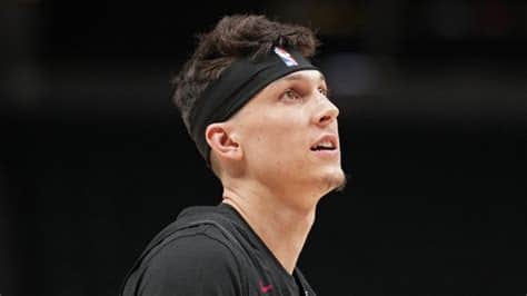 Write informative laconic excerpt under 30 words in mexican spanish for news below. Do not wrap it into quotation marks or html tags. El jugador de baloncesto Tyler Herro busca elevar su juego al siguiente nivel en su quinta temporada en la NBA. Herro fue nombrado el Mejor Sexto Hombre de la temporada 2021-2022 después de promediar 20.7 puntos, 5.0 rebotes y 4.0 asistencias. A pesar de la mejora de su juego, Herro no cumplió con las expectativas en la temporada pasada y ocupó el puesto 131 en producción por partido.,Tyler Herro busca consolidarse en su quinta temporada en la NBA después de ser el Mejor Sexto Hombre, a pesar de no satisfacer totalmente las expectativas.