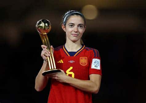 Write informative laconic excerpt under 30 words in mexican spanish for news below. Do not wrap it into quotation marks or html tags. playAitana Bonmati wants two trophies for back-to-back ESPN FC Women&apos;s Rank wins (1:35)Barcelona and Spain midfielder Aitani Bonmati wants to know where her trophy was for winning the ESPN FC Women&apos;s Rank last year after being named winner in 2023 and 2024. (1:35)Nov 14, 2024, 12:32 PM ETAitana Bonmatí has expressed her dismay at how female footballers in Spain are treated while praising the NWSL and Women&apos;s Super League (WSL) for the manner in which they look after their players.The 26-year-old won her second successive Ballon d&apos;Or earlier this month after a trophy-laden 2024 that saw her win a historic quadruple with Barcelona as well as inaugural women&apos;s Nations League with Spain.In September, she signed a bumper four-year contract with Barça that, according to ESPN sources, made her the best-paid female footballer in the world. Despite committing her future to remain in Spain, Bonmatí acknowledges that there are several aspects in which the Liga F lags behind other leagues.In an interview with ESPN, after finishing top of the ESPN FC Women&apos;s Rank, Bonmatí said: "The league in USA, they are doing the things good in terms of marketing and communication and they want to be the top one as well as [WSL] also in England. So I think these both leagues are one of the best in terms of treatment, how they treat the women&apos;s football, how we deserve."I always say the same about my league. I&apos;m not happy how they treat us because I think they have a product ... the footballers, a good product because we are winners of the Champions League three times and also World Cup winners and Nations League winners. So you have the product to explode that in terms of marketing and commercial to make money because it is important to make money to develop."And I think there is a lot to do here and I would like to have a more competitive league because this is the best for the people who are watching us and also for us to be better every year. If you compete in a good league, you can compete with the best players, with the best teams and you can be better.Aitana Bonmatí was crowned the best female footballer at the Ballon d&apos;Or ceremony earlier this month. FRANCK FIFE/AFP via Getty ImagesBonmatí has previously spoken of how Liga F is being overtaken by other leagues, but she doesn&apos;t believe the Spanish federation is attempting to follow in the leads of the WSL and NWSL.When asked what it would to take for change to be affected, she said: "I don&apos;t know because we are talking about this every time I have a question about that, I answer the same. We are talking clear[ly] and we are saying what we need, but at least we are doing our job in the field."Who has to do their job out of the field? We are not in control. We are not these people. So I would like to have people who are leadig these kind of things, that have the capacity to develop this league and also the capacity."Also they have to want because if you want, you will do. If you don&apos;t care, [you won&apos;t].While the NWSL has grown to become one of the most popular leagues in the women&apos;s game and United States women&apos;s national team won fol, Bonmatí believes that gap in quality between the United States women&apos;s national team (USWNT) and the rest of the world has significantly reduced. The USWNT suffered its worst ever performance at the last Women&apos;s World Cup but won Olympic gold this summer under new coach Emma Hayes"I think in the last tournaments, USA was the only favourite of the tournament and I don&apos;t see this right now," she said."I see them as a very good team. They are capable to win every single tournament also. But there are other teams that are capable too. And if you see the past, you can show USA here and the other teams here. But for me right now there&apos;s equality and it can be surprising sometimes." ,Aitana Bonmatí quiere dos trofeos consecutivos del ESPN FC Women's Rank después de ganar en 2023 y 2024. Nov 14, 2024.