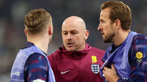 Write informative laconic excerpt under 30 words in mexican spanish for news below. Do not wrap it into quotation marks or html tags. ATHENS -- England interim boss Lee Carsley has backed Harry Kane to respond to being dropped against Greece by confirming he will start in Sunday&apos;s UEFA Nations League clash against Republic of Ireland at Wembley.Despite nine withdrawals decimating the options Carsley had available for a must-win game, regular captain Kane was omitted from the starting lineup here in Athens.Yet the Three Lions eased to a 3-0 win through Ollie Watkins&apos; seventh-minute opener, a Odisseas Vlachodimos own goal and Curtis Jones&apos; sublime late back-flick.England will secure automatic promotion back to League A with a victory on Sunday, a game in which Kane will earn his 103rd cap at the end of a week in which he questioned the commitment of some players who withdrew from the squad.Lee Carsley made a surprise call to leave captain Harry Kane out of his England lineup against Greece. Carl Recine - UEFA/UEFA via Getty Images"He was absolutely fine [with being left out]," said Carsley. "I think it would be fair to say he wants to play every game, like all top players do. But I think he understands that it&apos;s important that other players experience that kind of experience that we had tonight."He&apos;s a great example to the rest of the players. I expect him to start on Sunday and play well."It was brilliant for Ollie to get a goal. I think it is important that if we are going to put these players in a position where we are going to go and win the World Cup then these players need to have as many experiences as they can. It was no slight on Harry. He will start the next game."Carsley confirmed Ezri Konsa was substituted at half-time with a hip problem and will undergo a scan on Saturday. The centre-back will return to Aston Villa if there is any sign of an injury.He handed three players their debuts -- Jones started while Morgan Rogers and Lewis Hall came off the bench -- in a youthful lineup leaning heavily on his experience as under-21 boss. That decision paid off as England exacted revenge for a 2-1 home defeat by Greece last month."I definitely have faith in younger players but I have faith in older ones as well," he said."When you saw the team you may have thought it was a gamble or risk but I&apos;ve seen evidence and it&apos;s been backed up."We talk about the performance at Wembley [when] we tried something that didn&apos;t come off but tonight was very similar in terms of a lot of players that didn&apos;t have that experience of playing for England. But now they have that under their belts they&apos;ve come to Greece and dominated the game, I think it&apos;ll put us in good stead for the future." ,Lee Carsley respalda a Harry Kane, confirmando su titularidad en el próximo encuentro de la UEFA Nations League contra la República de Irlanda en Wembley.