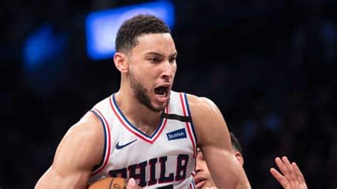 Write informative laconic excerpt under 30 words in mexican spanish for news below. Do not wrap it into quotation marks or html tags. El jugador de baloncesto Ben Simmons ha experimentado una caída significativa en su rendimiento desde sus primeras tres temporadas en la NBA, promediando solo 10.6 puntos, 6.8 rebotes, 6.5 asistencias y 1.6 robos en los últimos tres años. Se ha especulado que las lesiones y la falta de confianza en su habilidad para lanzar son los principales factores que han contribuido a la disminución en el rendimiento de Simmons. A pesar de las preocupaciones sobre su capacidad de recuperación, Simmons sigue siendo joven y tiene potencial para recuperar su nivel anterior en un nuevo equipo como los Brooklyn Nets.,Ben Simmons ha visto una disminución en su desempeño en la NBA debido a lesiones y falta de confianza en su tiro. Podría revivir su carrera en los Brooklyn Nets.